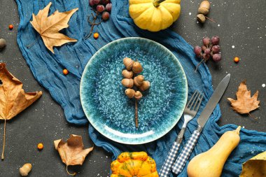 Siyah arka planda kabak, kestane, üzüm ve kuru yapraklı sonbahar masası ayarı