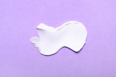 Leylak arka planında kozmetik kremi örneği