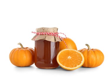 Beyaz arka planda turuncu balkabağı reçeli kavanozu