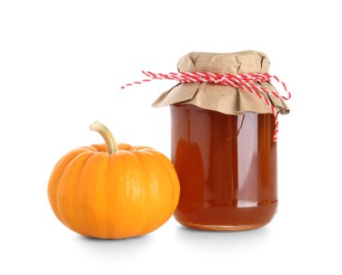 Beyaz arka planda bal kabağı reçeli kavanozu