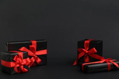 Karanlık arka planda bir sürü hediye kutusu var. Kara Cuma