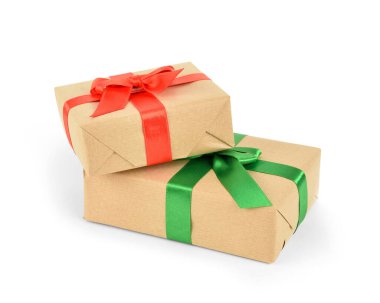 Beyaz arka planda noel hediyesi kutuları