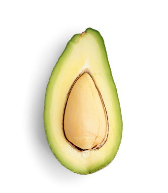 Beyaz arka planda taze olgun avokado yarısı