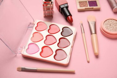 Pembe arka planda dekoratif kozmetik seti