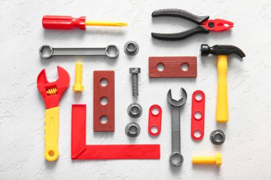 Hafif grunge arka planında oyuncak aletleri. İşçi Bayramı kutlamaları