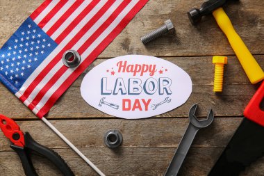 Mesajlı tebrik kartı mutlu LABOR Günü, ABD bayrağı ve tahta arka planda oyuncak aletleri. İşçi Bayramı kutlamaları