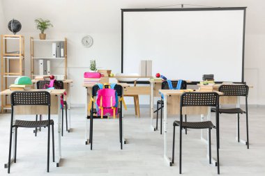 Projektör ekranlı ve masalı ışık sınıfının içi