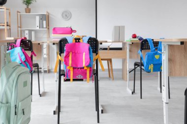 Sınıfta sırt çantalı ve masalı sandalyeler