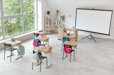 Projektör ekranlı ve masalı ışık sınıfının içi