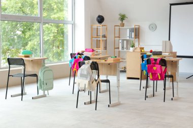 Sıraları ve sırt çantaları olan hafif sınıfın içi