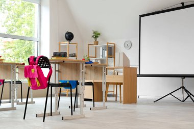 Projektör ekranlı ve masalı ışık sınıfının içi