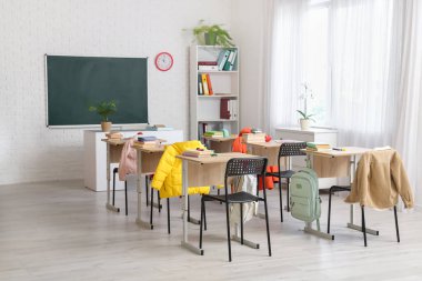 Kara tahtalı, masalı ve raf üniteli sınıfın içi