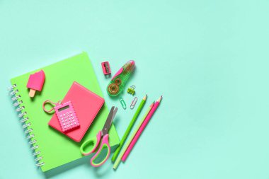 Turkuaz arkaplan üzerine farklı kırtasiye