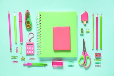 Turkuaz arkaplan üzerine farklı kırtasiye