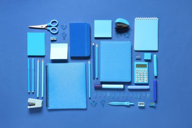 Mavi arkaplanda notlar ve farklı sayfalar