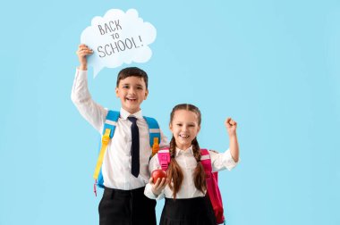 Küçük çocuklar ellerinde konuşma balonu ile okula geri döndüler ve mavi arka planda elma var.