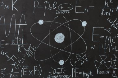 Siyah karatahta üzerine atomik yapı ve fizik formülleri çiz