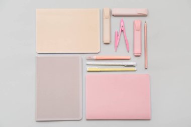 Gri arkaplanda farklı kırtasiye malzemesi olan kompozisyon