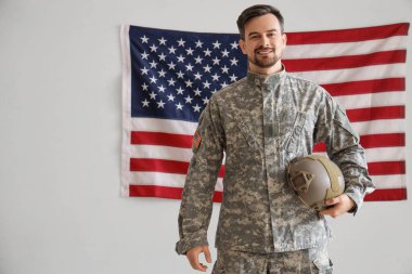 Erkek asker arka planda Amerikan bayrağına karşı. İşçi Bayramı kutlamaları