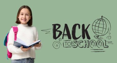 Küçük öğrenci kitapları okuyan ve yeşil arka planda okula geri dönen afiş