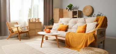 Beyaz kanepesi, masası ve koltuğu olan modern oturma odası.