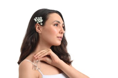 Beyaz arka planda çiçekleri ve ampulleri olan güzel genç bir kadın, yakın plan.