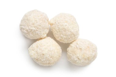 Beyaz arka planda izole edilmiş hindistan cevizi soslu lezzetli çikolatalar.