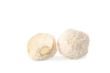 Beyaz arka planda izole edilmiş hindistan cevizi soslu lezzetli çikolatalar.