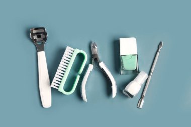 Gri arka planda tırnak cilası olan pedikür için profesyonel araç seti