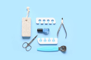 Mavi arka planda tırnak cilası olan pedikür için profesyonel araç seti