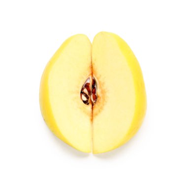 Beyaz arkaplanda taze ayva parçaları