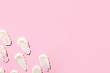 Pembe arka planda kozmetik kremi örnekleri