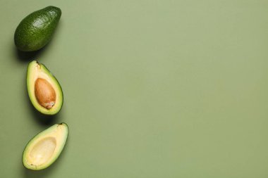 Yeşil arka planda taze olgun avokadolar.