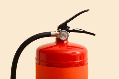 Bej arka planda yangın söndürücü