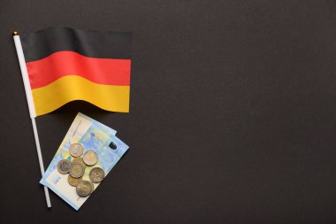 Almanya bayrağı ve siyah arkaplanda para