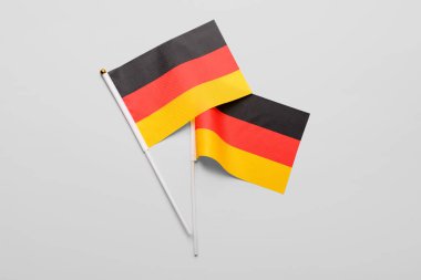 Beyaz arkaplanda Almanya bayrakları