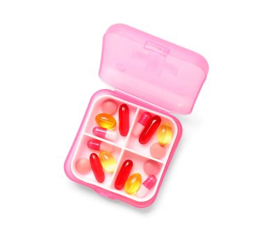 Beyaz arka planda farklı haplarla izole edilmiş plastik kap.