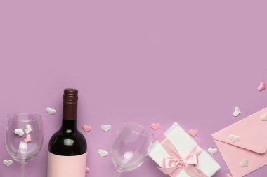 Leylak arkaplanda Sevgililer Günü için şarap, gözlük ve hediye kutusuyla kompozisyon
