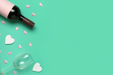 Turkuaz arka planda Sevgililer Günü için şarap ve cam karışımı.