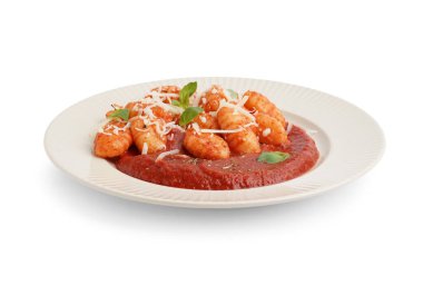 Beyaz arka planda domates soslu ve peynirli lezzetli gnocchi tabağı.