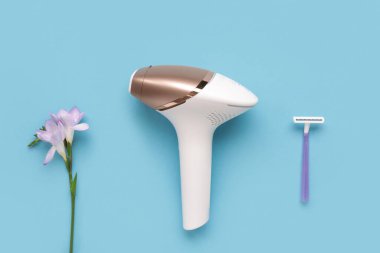 Mavi arka planda jilet ve çiçekli modern fotoepilatör