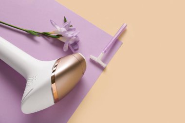 Renkli jilet ve güzel çiçekli modern fotoepilatör.