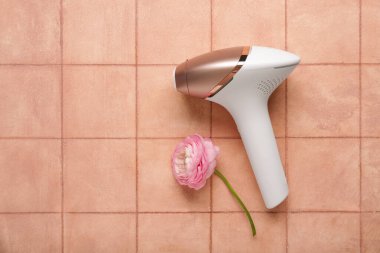 Turuncu kaplamalı güzel çiçekli modern fotoepilatör.