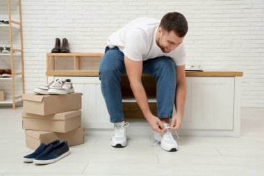 Butikte şık ayakkabılar deneyen bir adam