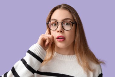 Leylak geçmişi hakkında bir şeyler hatırlamaya çalışan düşünceli genç bir kadın. Hatırlatma konsepti