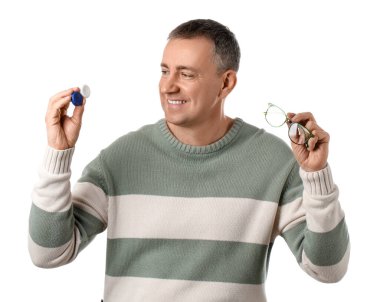 Lens kutusu ve beyaz arka planda gözlüğü olan olgun bir adam.