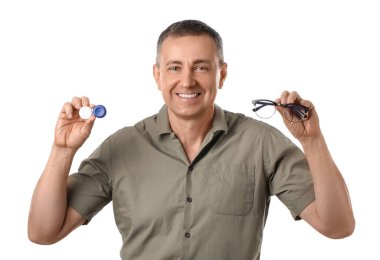 Lens kutusu ve beyaz arka planda gözlüğü olan olgun bir adam.