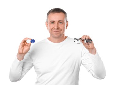 Lens kutusu ve beyaz arka planda gözlüğü olan olgun bir adam.