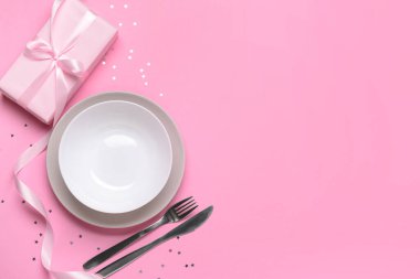 Pembe arka planda mevcut olan şenlikli masa ayarı