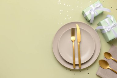 Kutlama masası ve yeşil arka planda hediyeler